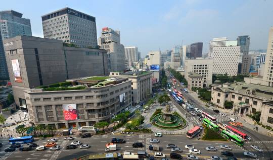 서울중앙우체국에서 바라본 서울 중구 소공로 신세계백화점 본점(구 미쓰코시 백화점) 전경. 일제강점기 ‘경성의 센터’로 불린 미쓰코시 백화점은 근대자본주의의 상징적 건물로 ‘날개’ 속 주인공이 비상을 꿈꾸는 공간적 배경이 됐다.   신창섭 기자 bluesky@