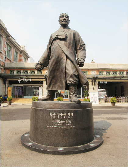 의거 장소인 서울역 광장에 서 있는 강우규 의사 동상. (사진=서경덕 교수팀 제공)