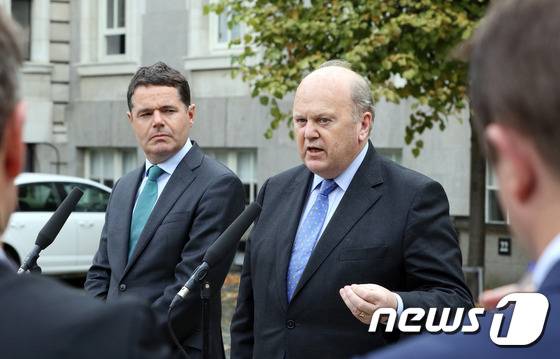 마이클 누난 아일랜드 재무장관(오른쪽)과 파스칼 도노호 공공지출개혁장관이 2일(현지시간) 더블린에서 기자회견을 열었다. © AFP=뉴스1