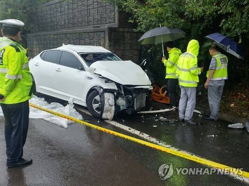 (대구=연합뉴스) 최수호 기자 = 3일 오전 대구시 달성군 논공읍에서 발생한 고교생 5명 사망 교통사고 현장에서 경찰이 현장 감식을 하고 있다. 2016.9.3
