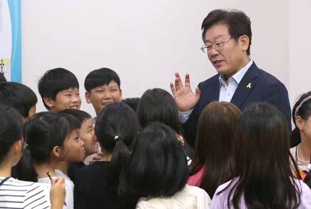 이재명 성남시장이 9월1일 성남시청 시장실에 견학을 온 초등학생들과 이야기를 나누고 있다. 이 시장은 학생들에게 “나라의 주인이 누구일까요?” “나쁜 인간이 대통령이 되면 어떻게 돼?”와 같은 퀴즈를 냈다.