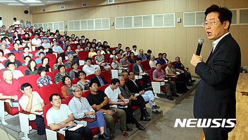 【광주=뉴시스】신대희 기자 = 이재명 경기 성남시장이 5일 오후 광주 서구 쌍촌동 광주가톨릭대학교 평생교육원에서 '지방자치 어떻게 할 것인가'를 주제로 강연하고 있다. 2016.09.05.    sdhdream@newsis.com