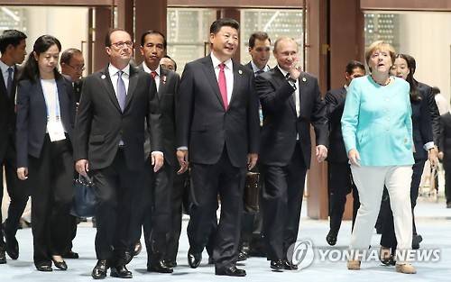 (항저우=연합뉴스) 이상학 기자 = 주요 20개국(G20) 정상회의에 참석하는 시진핑 중국 주석(가운데)과 각국 정상들이 4일 오후(현지시간) 중국 항저우 국제전시장 G20정상회의장에 들어서고 있다.