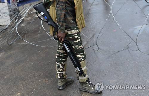 지난달 27일 인도령 카슈미르 스리나가르에서 인도 시위 진압 대원이 산탄 공기총을 들고 있다.[AFP=연합뉴스 자료사진]