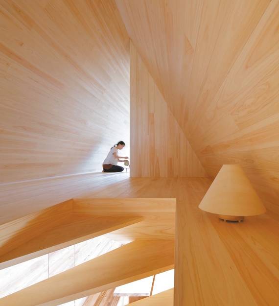 숙박 공유기업 에어비앤비와 건축가 하세가와 고가 지은 ‘요시노 향나무 집’. 2층은 숙소로, 1층은지역 주민들에 개방하는 콘셉트다.