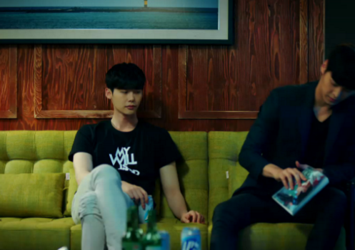 배우 이종석이 드라마 `W-두 개의 세상`에 패션 디자이너 송자인과 함께 만든 아동 학대 반대 메시지 티셔츠를 입고 나왔다. [동영상 캡처]