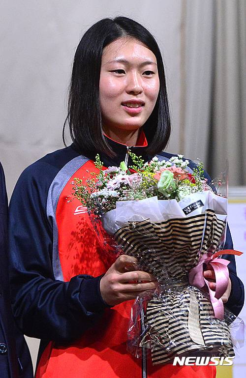 【서울=뉴시스】김선웅 기자 = 7일 오후 서울 강남구 호텔리베라에서 열린 2016-2017 KOVO 여자 신인선수 드래프트에서 1라운드 2순위로 지명된 선명여고 지민경이 포즈를 취하고 있다. 2016.09.07.   mangusta@newsis.com