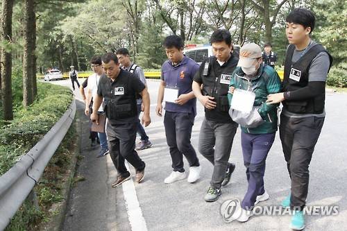 15년전 용인 대학교수 부인 살인사건 진범 현장검증     (용인=연합뉴스) 경기 용인동부경찰서는 15년 전 경기 용인의 한 단독주택에서 발생한 대학교수 부인 살인사건의 진범 김모(37)씨를 검거했다고 7일 밝혔다. 6일 현장검증 과정에서 김씨가 도주경로를 따라 범행을 재연하고 있다. [용인동부경찰서 제공=연합뉴스]