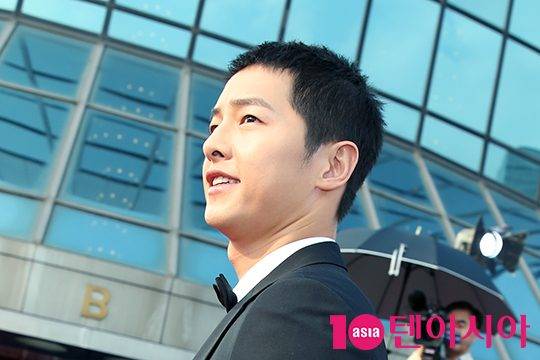 배우 송중기가 레드카펫을 밟고 있다.