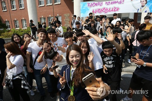 모교로 금의환향한 장혜진      (대구=연합뉴스) 리우 올림픽 여자 양궁 2관왕인 장혜진 선수가 8일 모교인 계명대를 찾아 열렬한 환영을 받았다. 2016.9.8. ［계명대 제공=연합뉴스］     duck@yna.co.kr
