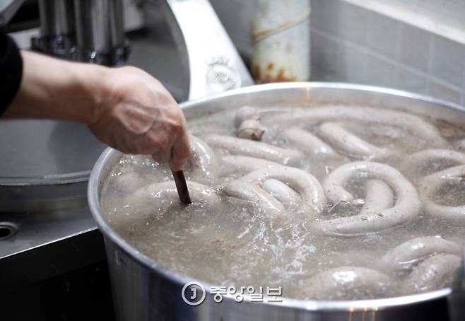 속을 채운 순대를 삶을 때는 불만 때면 되는 게 아니다. 익어가는 과정을 계속 들여다보고 저어줘야 한다.