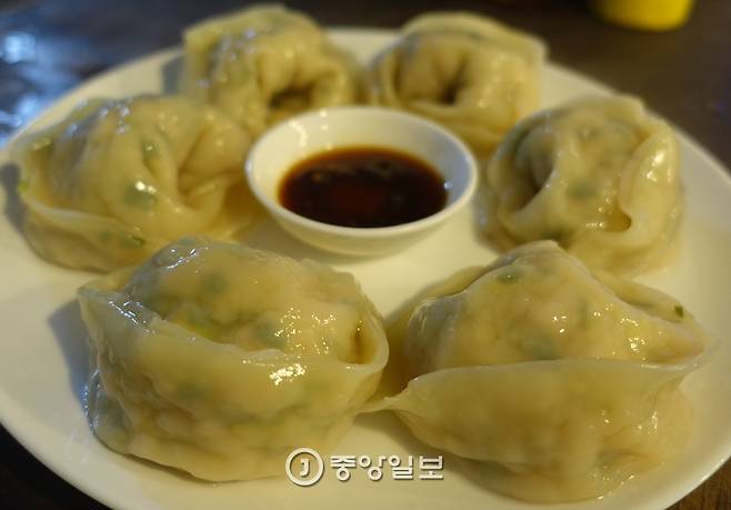 평양찐만두는 피가 얇아 익으면 속이 훤히 비치지만 쫄깃하다. 소는 맛이 고소하고 달금하다.