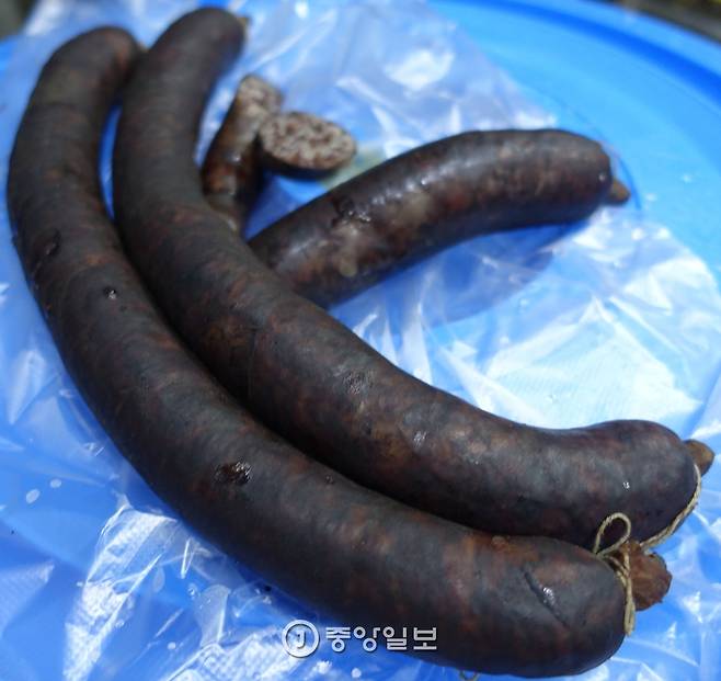 ‘동무밥상’에서 삶아서 식힌 모습과 잘라서 접시에 담은 함경도식 순대.