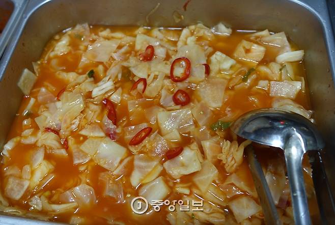 기본찬 가운데 별미인 양배추물김치.