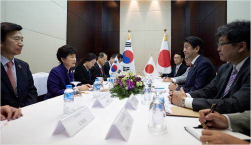 박근혜 대통령이 7일 오후(현지시간) 라오스 비엔티안에서 아베 신조 일본 총리와 정상회담을 하고 있다. (사진=청와대 제공)