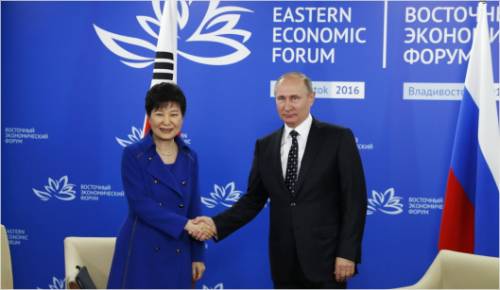 박근혜 대통령과 블라디미르 푸틴 러시아 대통령이 지난 3일 오후(현지시간) 러시아 블라디보스톡 극동연방대학에서 열린 정상회담에서 기념촬영하고 있다. (사진=청와대 제공)