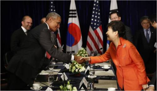 박근혜 대통령이 버락 오바마 미국 대통령과 6일 오후(현지시간) 라오스 비엔티안의 호텔에서 열린 정상회담에 참석하고 있다. (사진=청와대 제공)