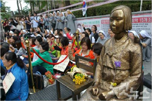일본대사관 앞에 위치한 위안부 소녀상 (사진=박종민 기자)