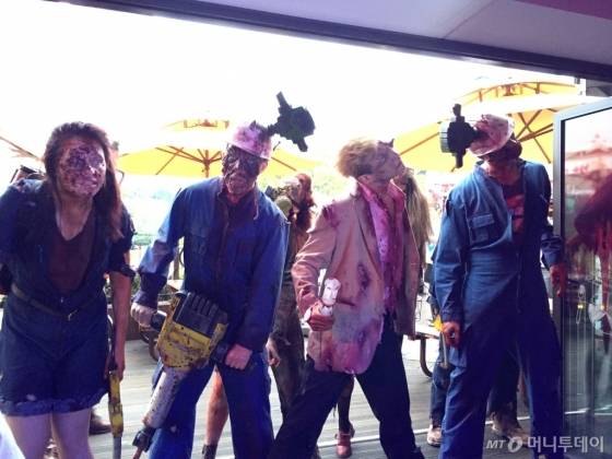 롯데월드 어드벤처 '매직 아일랜드'에는 매일 오후 6시 좀비들이 출현한다. 실내, 실외 가리지 않고 드나드는 좀비들은 피투성이로 범벅된 채 체험객을 맞이한다. 이 좀비 축제는 오는 10월 31일까지 이어진다. /사진=김고금평 기자