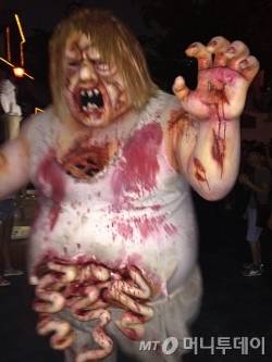 높이 2m50cm의 거대 좀비. /사진=김고금평 기자