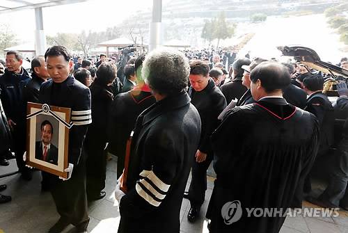 2013년 범서방파 두목 김태촌의 장례식에 몰린 추모객. [연합뉴스 자료사진]