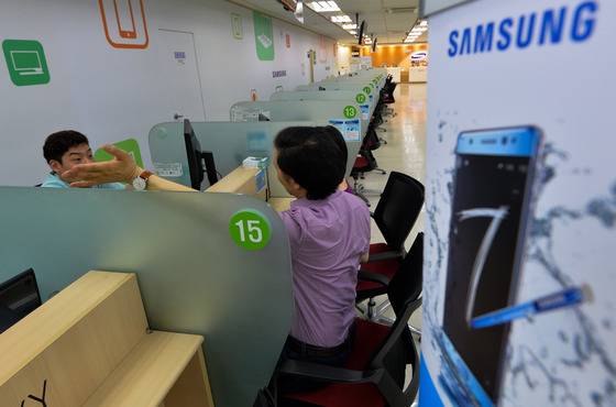 삼성전자가 배터리의 일부 결함이 확인된 갤럭시 노트7의 전량 리콜 조치를 내린 후 지난 4일 서울 종로구 삼성전자서비스센터에서 고객들이 갤럭시 노트7의 배터리 점검을 받았다./사진제공=뉴스1