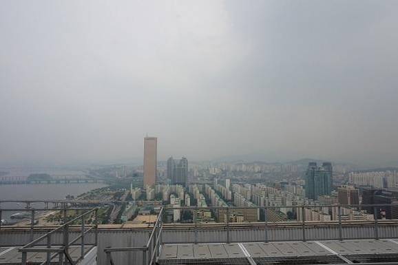 LG트윈타워 옥상에서 바라본 동쪽 전경. 63시티가 우뚝 서 있다. /우고운 기자