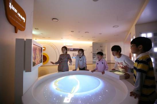 사이언스 홀을 찾은 학생들이 국제 전화의 원리를 체험해 보고 있다. /LG그룹 제공