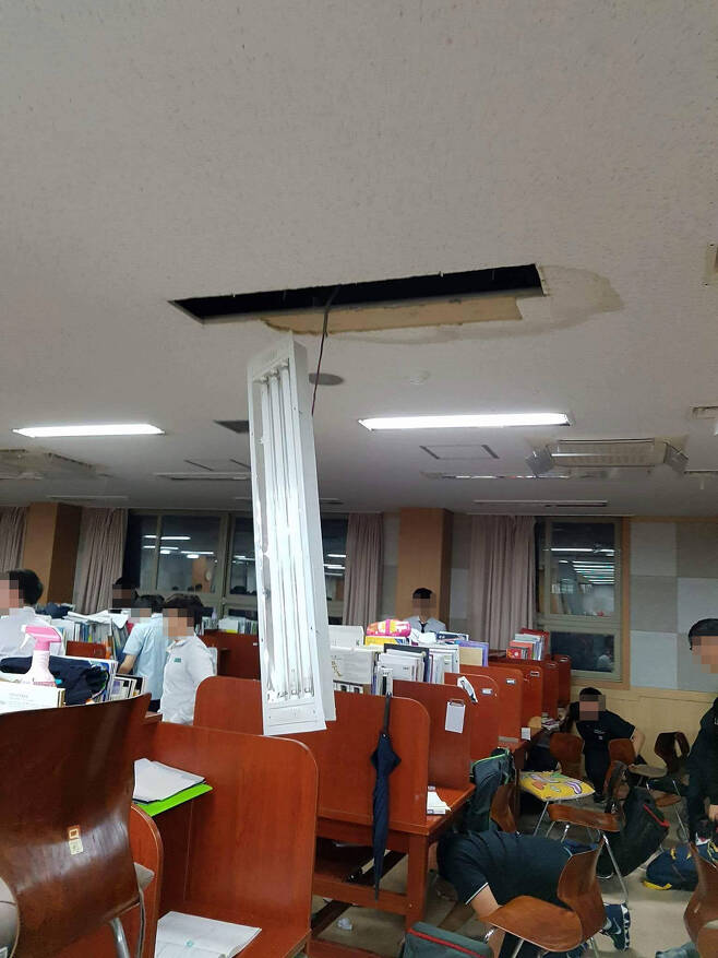 포항의 한 고등학교 2학년 학생이 한겨레 페이스북 메시지로 보낸 지진 이후 교실 모습