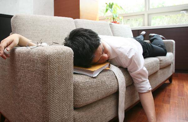 [헬스조선]잦은 피로감은 질병에 의한 증상일 수 있다. 이를 병적 피로라고 하는데 정신질환이 원인으로 작용하면 아침 기상 후 가장 피곤하다. 반면 내과질환이 원인이면 오후일 때 더욱 피로가 심해진다/사진-헬스조선 db