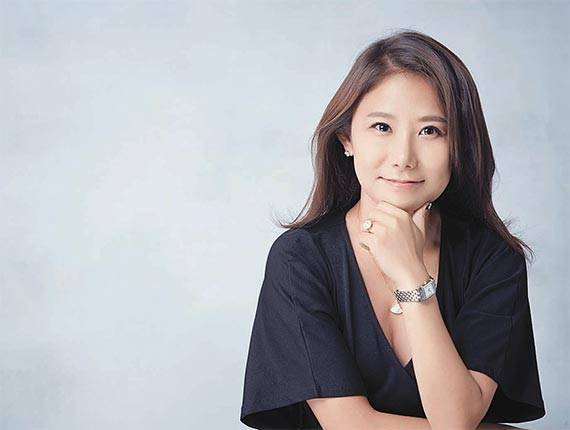 아주그룹 호텔 사업을 이끄는 이진희(사진) 아주호텔앤리조트 COO는 호텔업의 미래에 대해 “익스피디아·호텔스닷컴이나 숙박공유업체인 에어비앤비가 떴을 때 전통적인 호텔 사업의 미래가 어둡다는 전망이 나왔지만 여전히 건재하다. 호텔은 전통적인, 전형적인 서비스업으로 영원할 것”이라고 말했다. [사진 아주그룹]