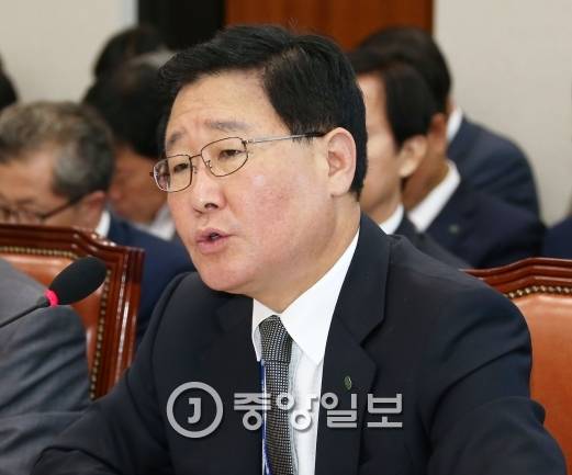 조석 한국수력원자력 사장이 지난해 9월 국회 산업통상자원위원회 국정감사에서 의원들의 질의에 답변하고 있다. [중앙포토]