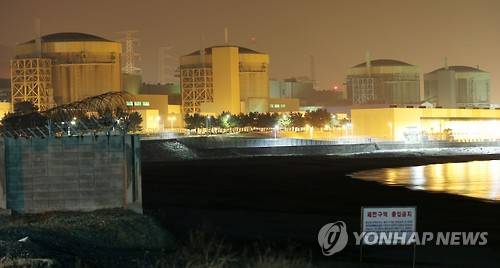 <규모 5.8 지진> 월성원전 4기 수동 정지     (서울=연합뉴스) 한국수력원자력은 12일 경주에서 발생한 규모 5.8 지진으로 매뉴얼에 따라 월성원전 1∼4호기를 수동 정지했다고 밝혔다. 사진은 월성원전.  [연합뉴스 자료사진]