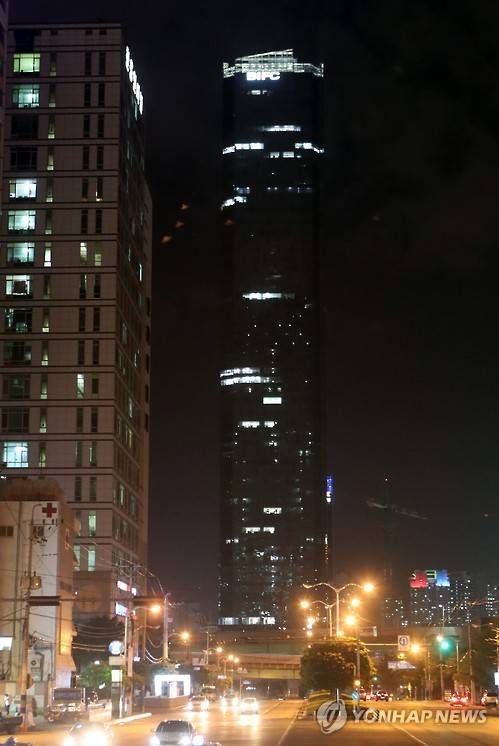 (부산=연합뉴스) 김선호 기자 = 12일 경북 경주에서 각각 규모 5.1과 5.8의 강진이 발생하면서 부산 남구 문현동에 있는 63층짜리 부산국제금융센터(BIFC·가운데) 건물 대부분이 불이 꺼져 있다. 지진이 나자 BIFC측은 필수인력을 제외한 전원 대피령을 내렸다. 2016.9.12