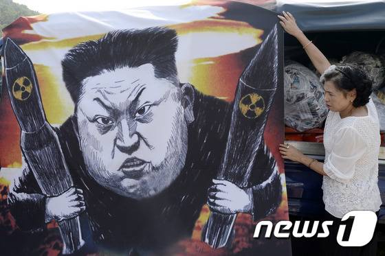 자유북한운동연합 회원들이 추석 당일인 지난달 15일 경기 파주 타현면 일대에서 북한의 5차 핵실험을 규탄하며 대북전단을 날리기 위해 준비하고 있다. 2016.9.15/뉴스1 © News1 안은나 기자