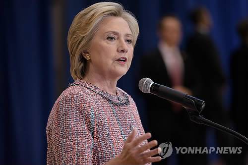 힐러리 나흘만에 선거운동 복귀 (그린보러<노스캐롤라이나주> AFP=연합뉴스) 폐렴과 탈수로 '휘청'한 뒤 휴식을 취해온 미국 민주당 힐러리 클린턴이 지난 15일(현지시간) 선거운동에 복귀했다. 그녀는 이날 노스캐롤라이나주 유세에서 "몸이 안 좋았던 것은 행운이었다고 생각한다"며 "며칠간 쉴 수 있었다. 수백만 명의 미국인은 그럴 수 없다. 아파도 직장에 출근해야 하고 쉬면 월급이 줄어든다"고 말했다(사진). bulls@yna.co.kr