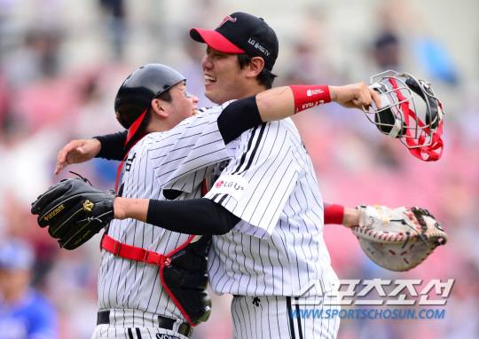 2016 프로야구 삼성과 LG의 경기가 18일 오후 서울 잠실야구장에서 열렸다. 삼성을 5대0으로 꺽으며 완봉승을 기록한 LG 류제국이 포수 유강남과 기뻐하고 있다.  잠실=김경민 기자 kyungmin@sportschosun.com / 2016.09.18.