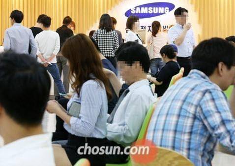 지난 9월 13일 서울 종로구에 있는 삼성전자 서비스센터가 제품 수리를 받으러 온 고객들로 붐비고 있다. / 조선일보DB