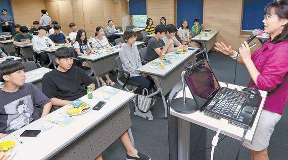도은경 인구보건복지협회 강사(오른쪽)가 청소년들이 직면한 이성교제와 성을 주제로 강의하고 있다.