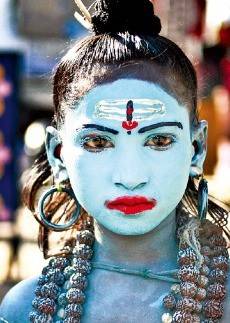 인도 푸쉬카르 낙타축제에서 신의 모습으로 분장한 사람.