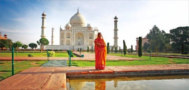아그라에 있는 타지마할과 사리를 입은 여성.