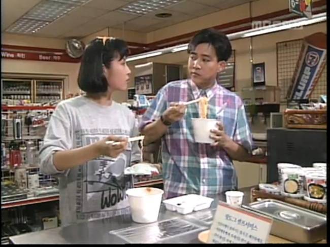 1992년 56.1%의 시청률을 기록한 MBC드라마 `질투`의 한장면. 주인공은 편의점에서 컵라면과 김밥을 즐기며 당시의 소비트렌드를 적극 반영했다. [사진=MBC드라마 캡쳐]