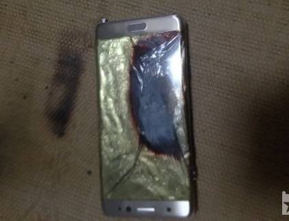 【서울=뉴시스】삼성전자가 중국에서 판매된 갤럭시노트7 일부 제품을 자발적 리콜을 시행한다. 18일 중국 관영 신화통신에 따르면 국가질량감독검험검역총국(질검총국)은 삼성(중국)투자유한공사가 제출한 갤럭시노트7 리콜 계획안을 제출받았다고 밝혔다. 리콜 대상은 지난 7월 20∼8월 5일 사이에 제조된 일부 갤럭시노트7 제품으로, 중국 내에 모두 1858대가 있는 것으로 파악된다. 중국 네티즌이 제보한 갤럭시노트7 폭발 사진. (사진출처: 웨이보) 2016.09.19