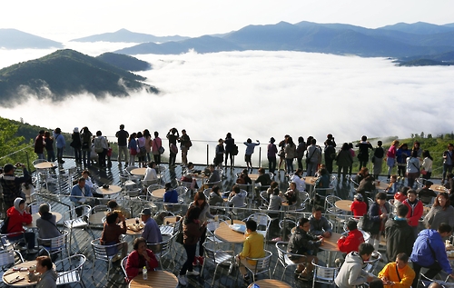관광객들이 일본 홋카이도 호시노 리조트 '운해(雲海)테라스'에서  환상적인 운해를 내려다 보고 있다.[교도=연합뉴스 자료사진]