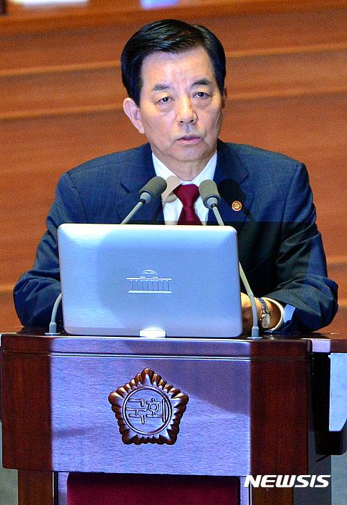 【서울=뉴시스】배훈식 기자 = 한민구 국방부 장관이 21일 오전 서울 여의도 국회 본회의장에서 열린 통일·외교·안보 분야 대정부 질문에 출석해 북핵 문제에 대한 질의에 답변하고 있다. 2016.09.21.    dahora83@newsis.com