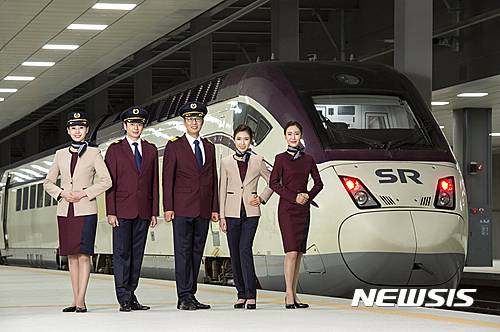 【서울=뉴시스】SRT 앞에서 포즈를 취한 여성 객실장, 남성 객실장, 남성 기장, 여성 승무원 두 사람(사진 왼쪽부터)