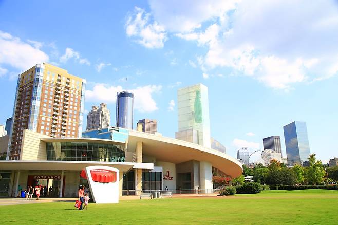 멀리서 봐도 거대한 코카콜라 병과 빨간 코카콜라 뚜껑이 시선을 끈다.