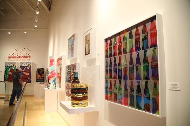 코카콜라를 주제로 한 팝 아트 전시.