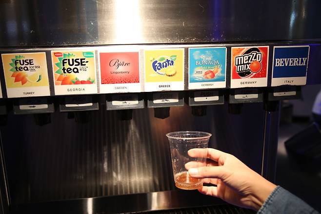 코카콜라가 세계 각국에서 선보이는 음료들.