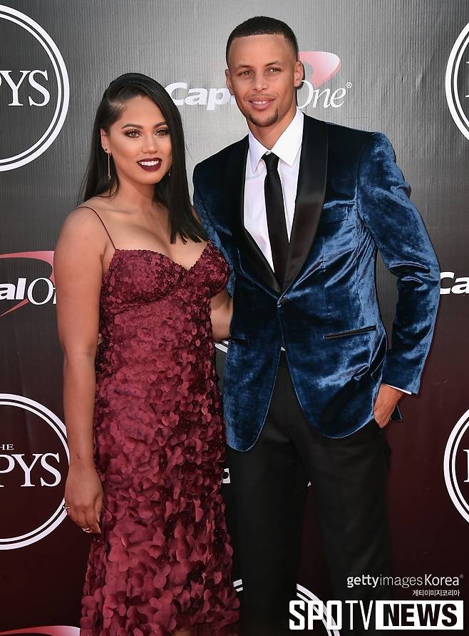 ▲ 2016년 ESPYs 어워드에 아내 아예샤 커리와 함께 참여한 스테픈 커리(오른쪽)